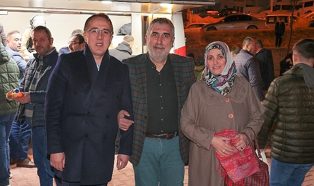 AK Parti Nevşehir Belediye Başkan Adayı Dr. Mehmet Savran, Berat Kandili dolayısıyla vatandaşlara lokma ve meyve suyu ikramında bulunarak kandillerini kutladı