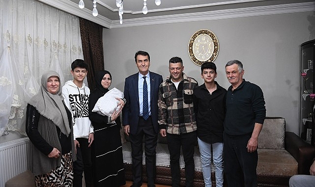 Bebeğin kulağına ilk ezanı Başkan Dündar okudu