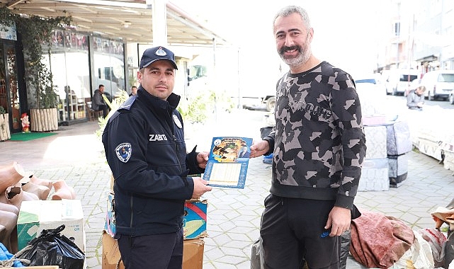 Burhaniye Belediyesi tarafından, Ramazan ayı dolayısıyla bastırılan 5000 adet imsakiye vatandaşa dağıtılıyor