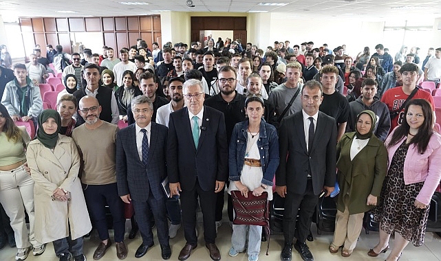 Rektör Budak, Bergama MYO’da Muhasebe Uygulamaları ve Finans Laboratuvarı’nda incelemelerde bulundu