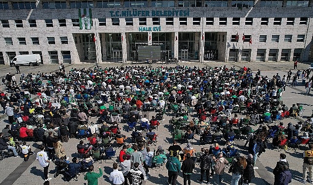 Bursaspor’un şampiyonluk maçı Halk Evi önünde dev ekranda izlendi