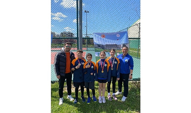 Osmangazi’nin genç raketleri kortta yıldızlaştı