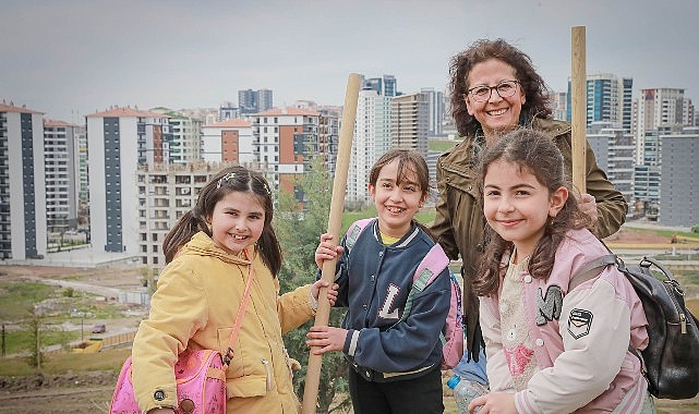 Minik Eller Fidanları Toprakla Buluşturdu