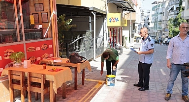 Konak’ta kaldırım işgaline sarı çizgi