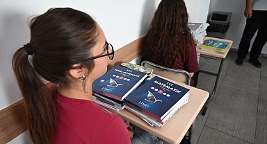 Kurs öğrencilerine ücretsiz kitapları dağıtıldı