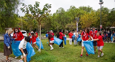 İzmirlilerden dünya rekoru için kıyı temizliği